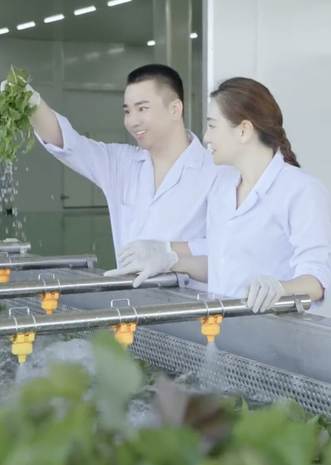 Vợ chồng Hữu C&ocirc;ng quảng b&aacute; bột rau detox trước khi bị ti&ecirc;u hủy sản phẩm vi phạm 2026 - Ảnh 5.