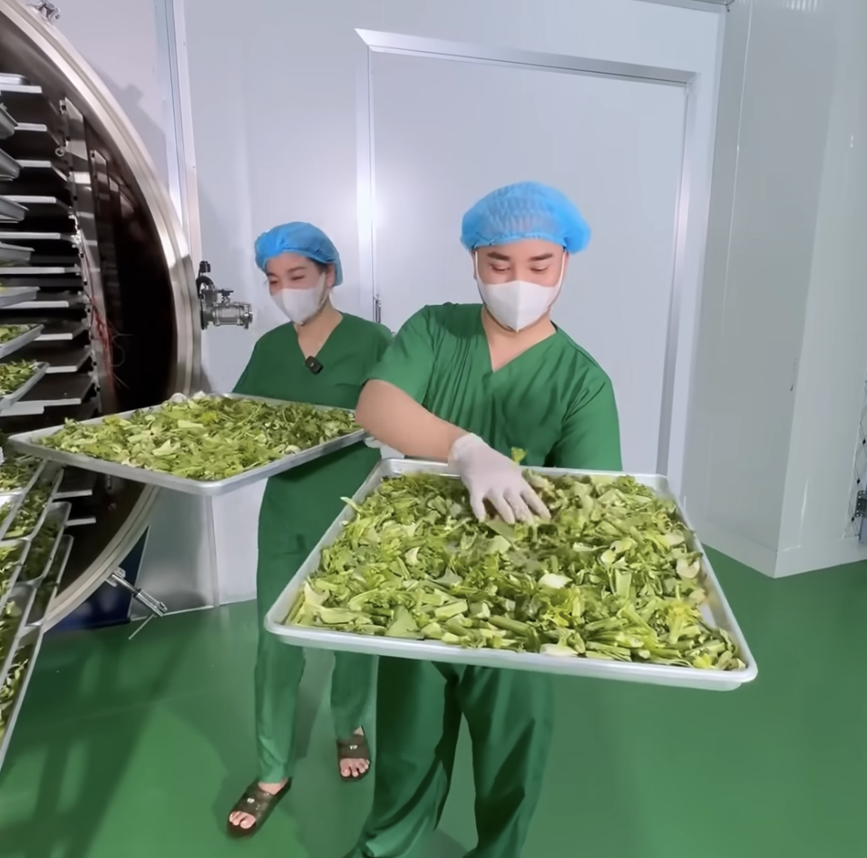 Vợ chồng Hữu C&ocirc;ng quảng b&aacute; bột rau detox trước khi bị ti&ecirc;u hủy sản phẩm vi phạm 2026 - Ảnh 6.