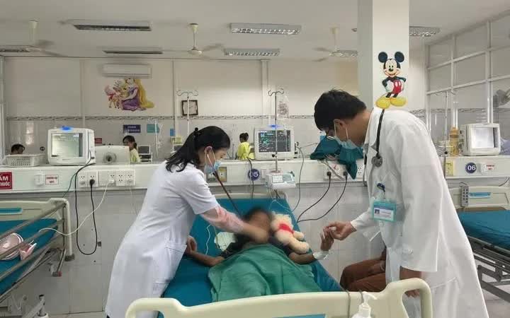 B&eacute; g&aacute;i nguy kịch v&igrave; ngộ độc thuốc diệt cỏ Propanil - Ảnh 1.