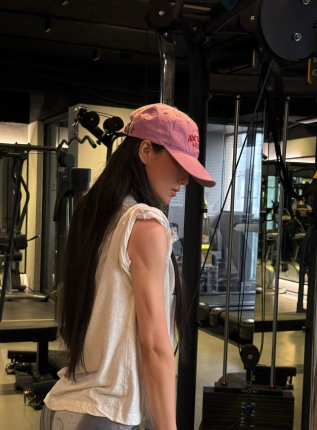 55 triệu người đứng h&igrave;nh khi t&igrave;nh địch Phạm Băng Băng diện bikini, 39 tuổi body vẫn đỉnh nhờ đ&acirc;u?- Ảnh 10.