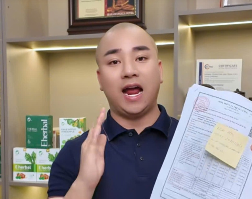 Vợ chồng Hữu C&ocirc;ng quảng b&aacute; bột rau detox trước khi bị ti&ecirc;u hủy sản phẩm vi phạm 2026 - Ảnh 9.