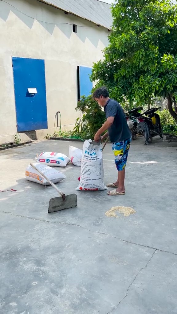 Căn nh&agrave; tuềnh to&agrave;ng ở qu&ecirc; của b&agrave; Tuyết k&ecirc;nh 