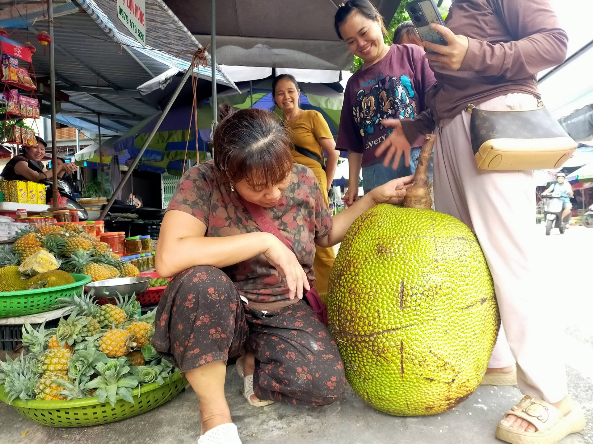 Quả m&iacute;t khổng lồ 53kg ở Lạng Sơn g&acirc;y sốt mạng x&atilde; hội năm 2026 - Ảnh 4.