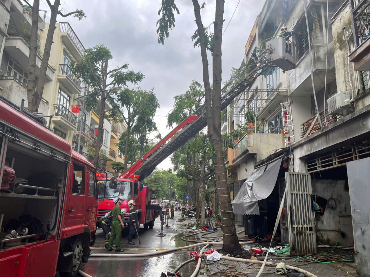 Vụ cháy biệt thự ở Hà Nội năm 2026: 2 người tử vong, nhân chứng kể lại sự việc - Ảnh 2. Vụ cháy biệt thự ở Hà Nội năm 2026: 2 người tử vong, nhân chứng kể lại sự việc - Ảnh 2.