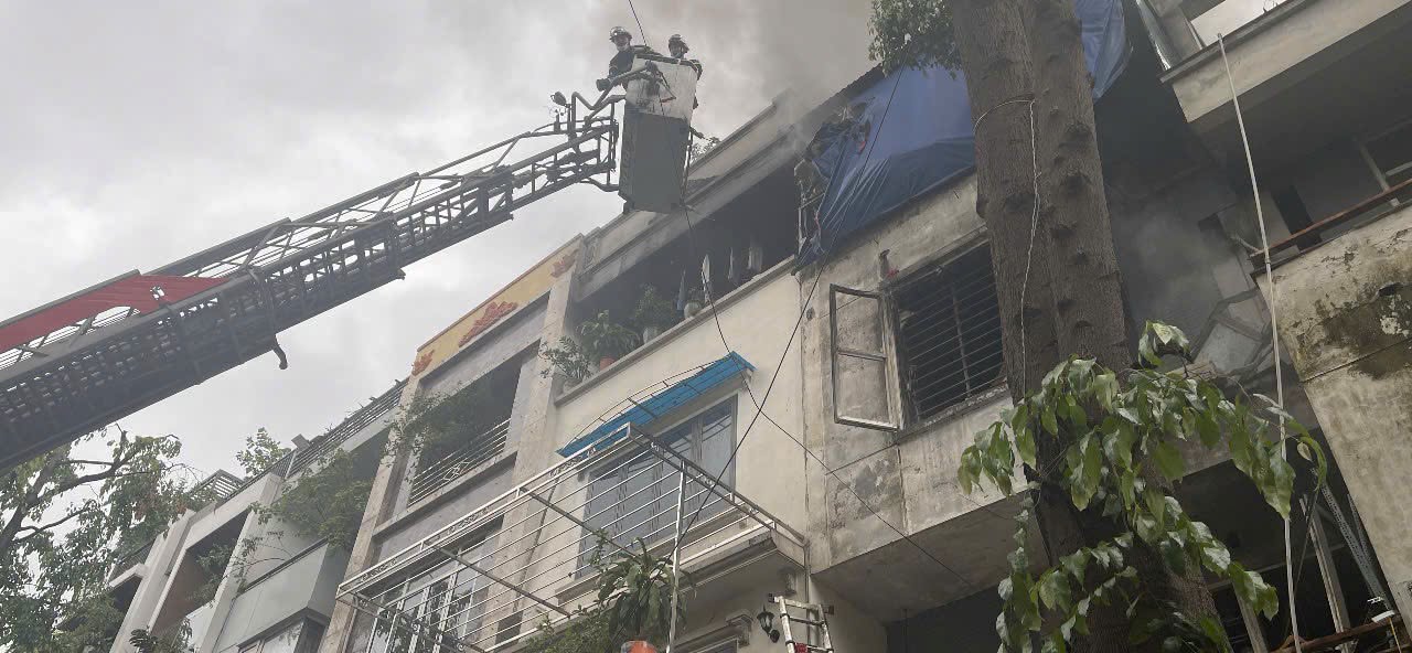 Vụ cháy biệt thự ở Hà Nội năm 2026: 2 người tử vong, nhân chứng kể lại sự việc - Ảnh 1. Vụ cháy biệt thự ở Hà Nội năm 2026: 2 người tử vong, nhân chứng kể lại sự việc - Ảnh 1.