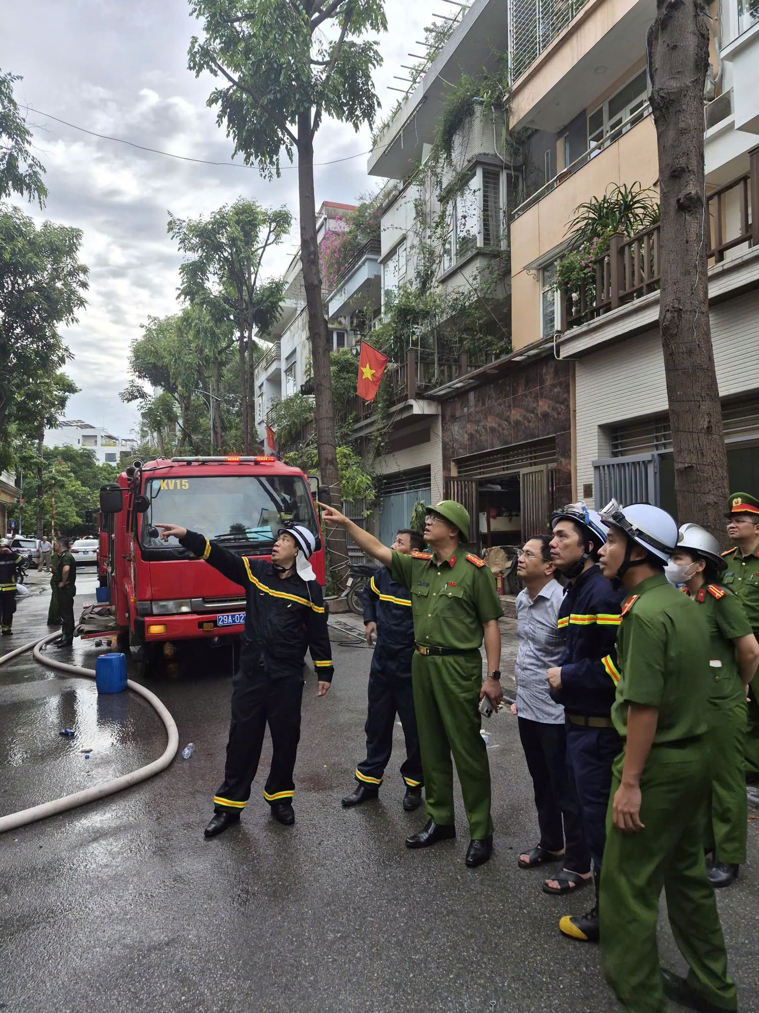 Vụ cháy biệt thự ở Hà Nội năm 2026: 2 người tử vong, nhân chứng kể lại sự việc - Ảnh 3. Vụ cháy biệt thự ở Hà Nội năm 2026: 2 người tử vong, nhân chứng kể lại sự việc - Ảnh 3.