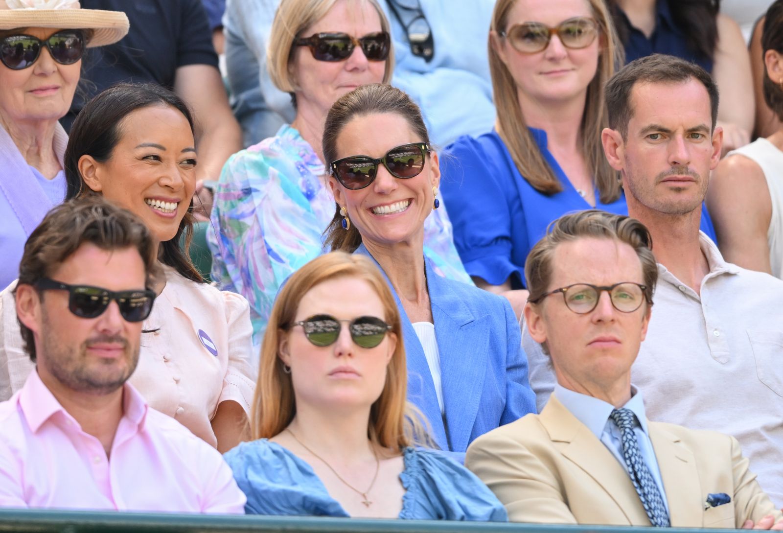 Vương phi Kate v&agrave; v&ograve;ng tay t&igrave;nh bạn y&ecirc;u th&iacute;ch của C&ocirc;ng ch&uacute;a Charlotte tại Wimbledon 2026 - Ảnh 4.