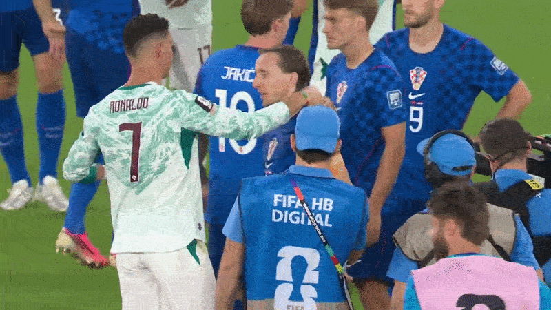 Khoảnh khắc lịch sử ở Toronto: Ronaldo, Modric v&agrave; t&igrave;nh bạn kh&ocirc;ng tiếng c&ograve;i n&agrave;o chấm dứt được - Ảnh 4.