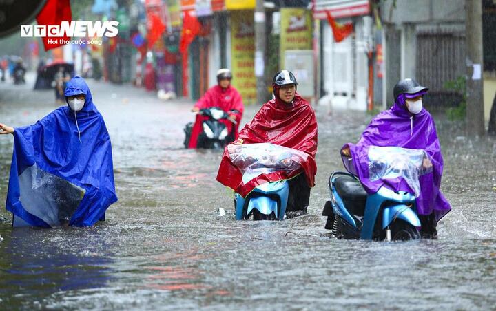 M&acirc;y d&ocirc;ng bao phủ H&agrave; Nội v&agrave; miền Bắc, cảnh b&aacute;o mưa lớn từ đ&ecirc;m nay - Ảnh 1.