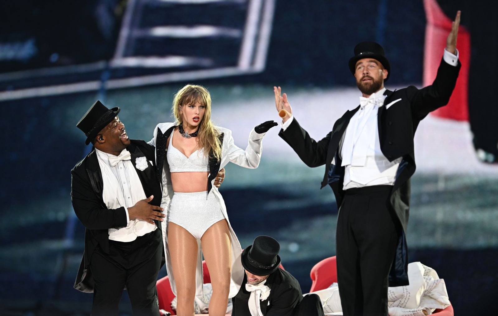 Th&acirc;n vương William xuất hiện đặc biệt trong podcast , kh&ocirc;ng dự đ&aacute;m cưới Taylor Swift v&agrave; Travis Kelce - Ảnh 2.