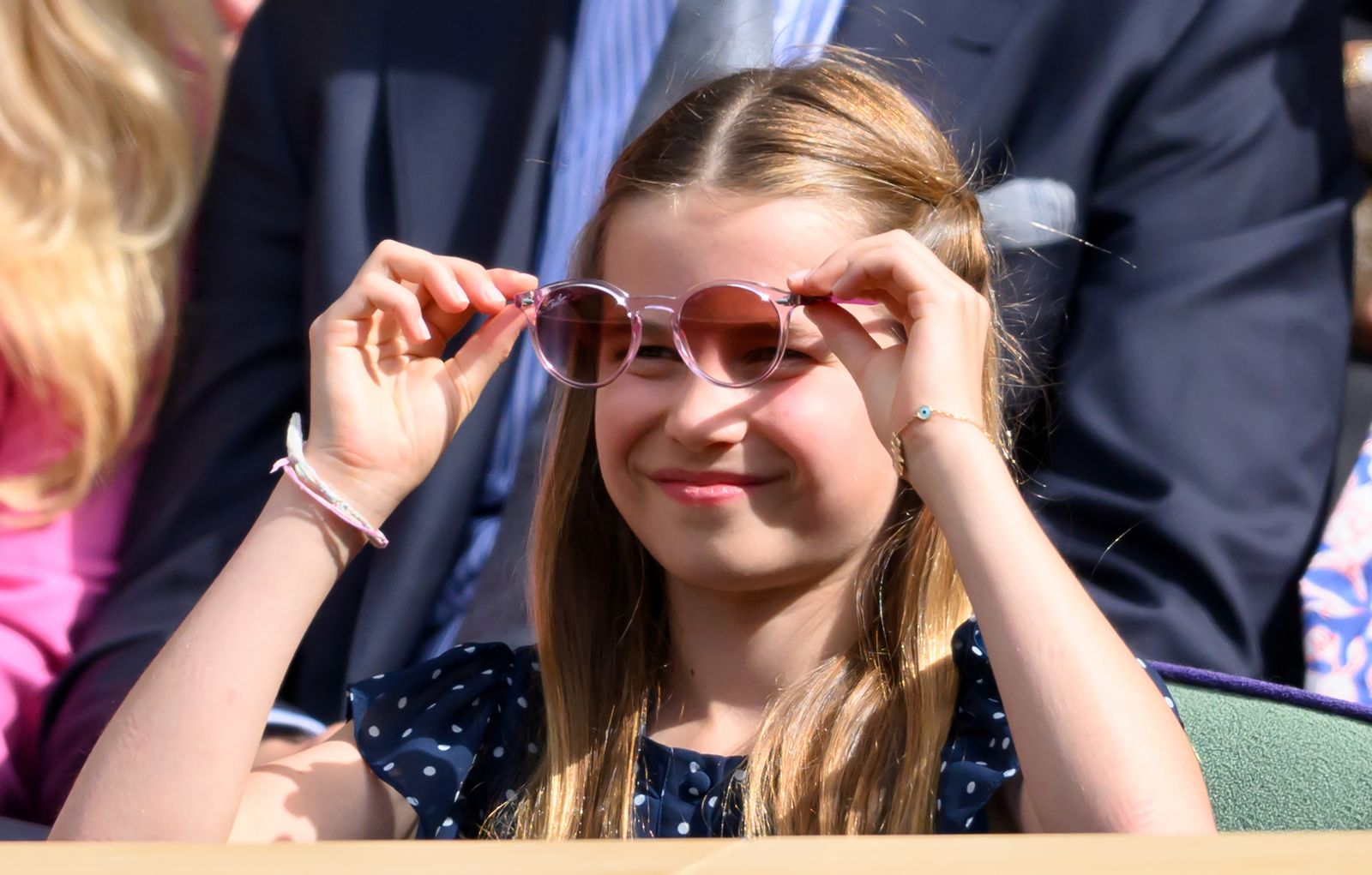 Vương phi Kate v&agrave; v&ograve;ng tay t&igrave;nh bạn y&ecirc;u th&iacute;ch của C&ocirc;ng ch&uacute;a Charlotte tại Wimbledon 2026 - Ảnh 3.