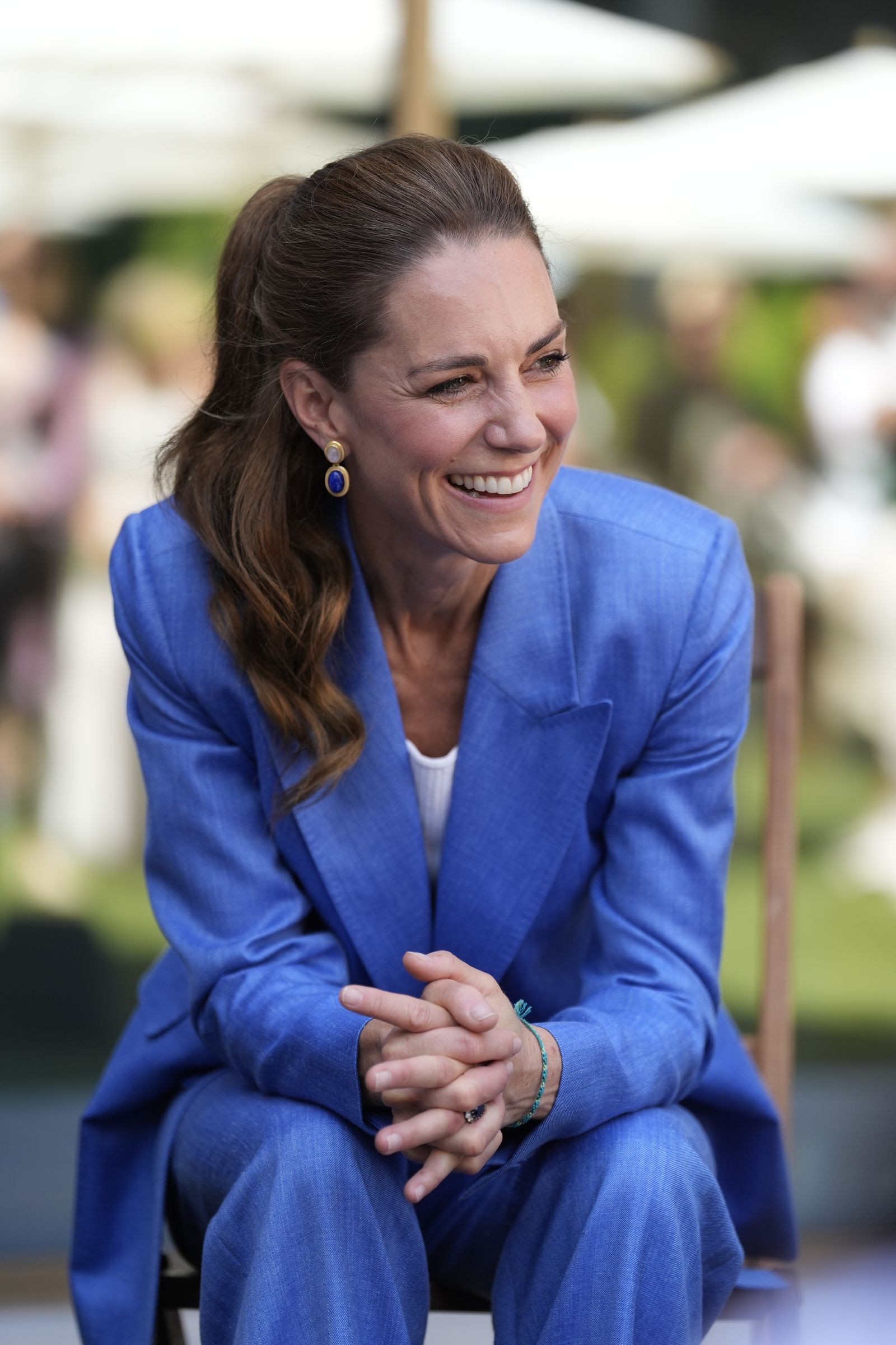 Vương phi Kate v&agrave; v&ograve;ng tay t&igrave;nh bạn y&ecirc;u th&iacute;ch của C&ocirc;ng ch&uacute;a Charlotte tại Wimbledon 2026 - Ảnh 1.