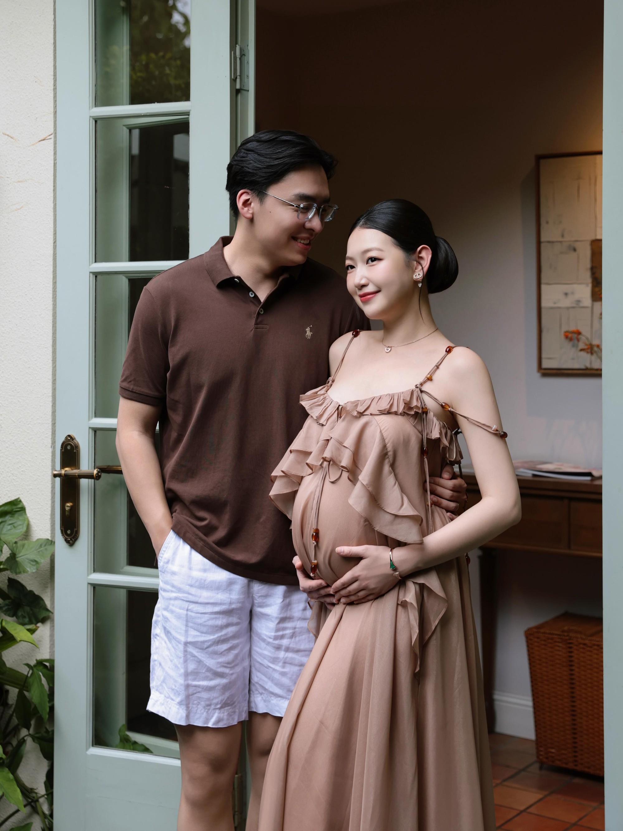 Chuyện t&igrave;nh Hồng V&acirc;n v&agrave; Cao Vinh: Đ&oacute;n con đầu l&ograve;ng sau 3 năm cưới tại TP . HCM - Ảnh 2.