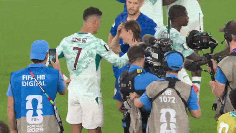 Khoảnh khắc lịch sử ở Toronto: Ronaldo, Modric v&agrave; t&igrave;nh bạn kh&ocirc;ng tiếng c&ograve;i n&agrave;o chấm dứt được - Ảnh 1.