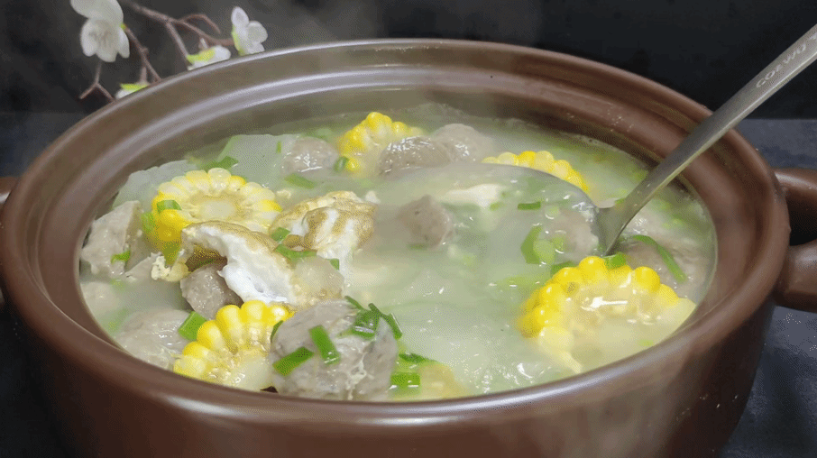 Mỗi lần mẹ t&ocirc;i nấu m&oacute;n canh n&agrave;y l&agrave; bố h&aacute;o hức đợi được nhấp ngụm nước d&ugrave;ng đầu ti&ecirc;n - Ảnh 1.