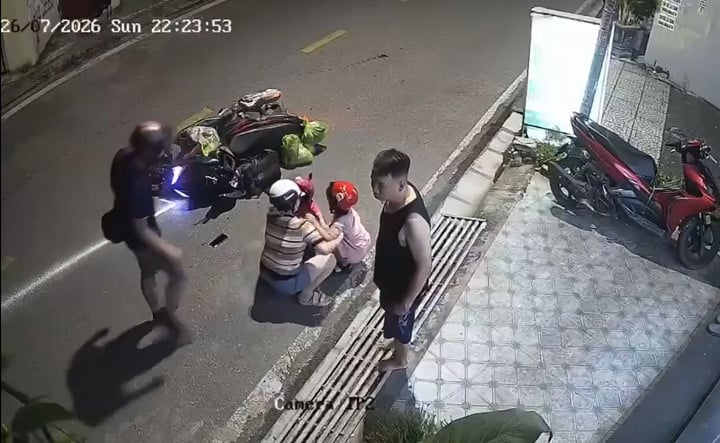 Danh t&iacute;nh t&agrave;i xế &ocirc; t&ocirc; lấn l&agrave;n t&ocirc;ng xe m&aacute;y chở 2 trẻ nhỏ ở Hải Ph&ograve;ng - Ảnh 2.