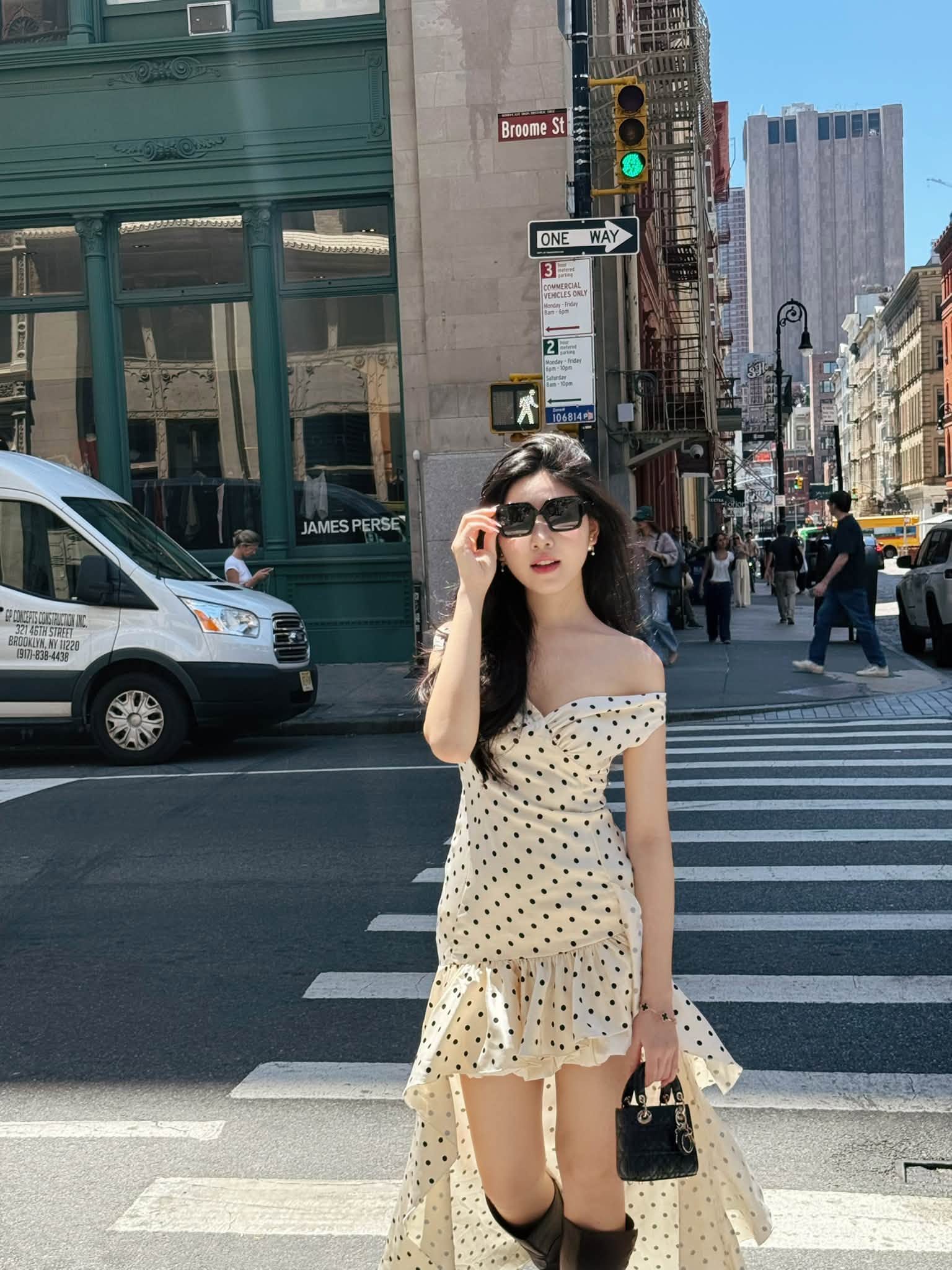 Lọ Lem khoe thời trang h&agrave;ng hiệu tại New York , đeo v&ograve;ng Van Cleef v&agrave; t&uacute;i Dior - Ảnh 5.