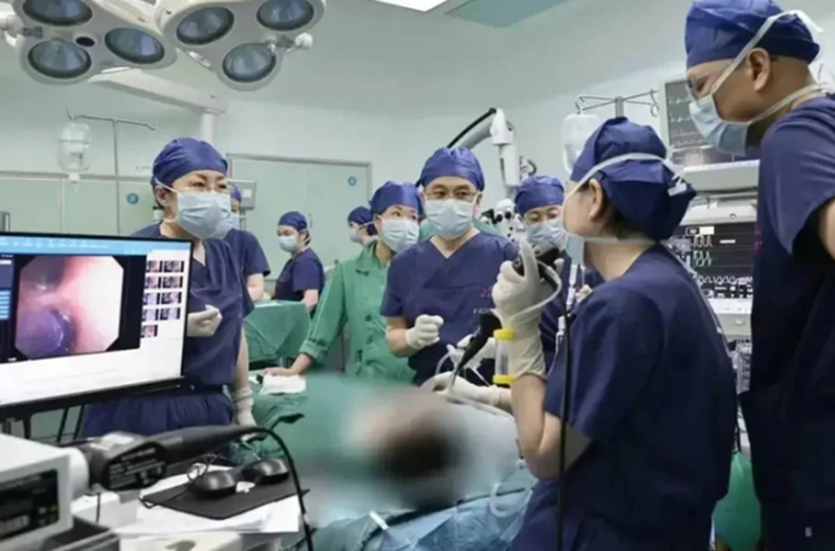 B&eacute; g&aacute;i 6 tuổi ho khan , b&aacute;c sĩ ph&aacute;t hiện nguy&ecirc;n nh&acirc;n hiếm gặp trong phổi - Ảnh 2.