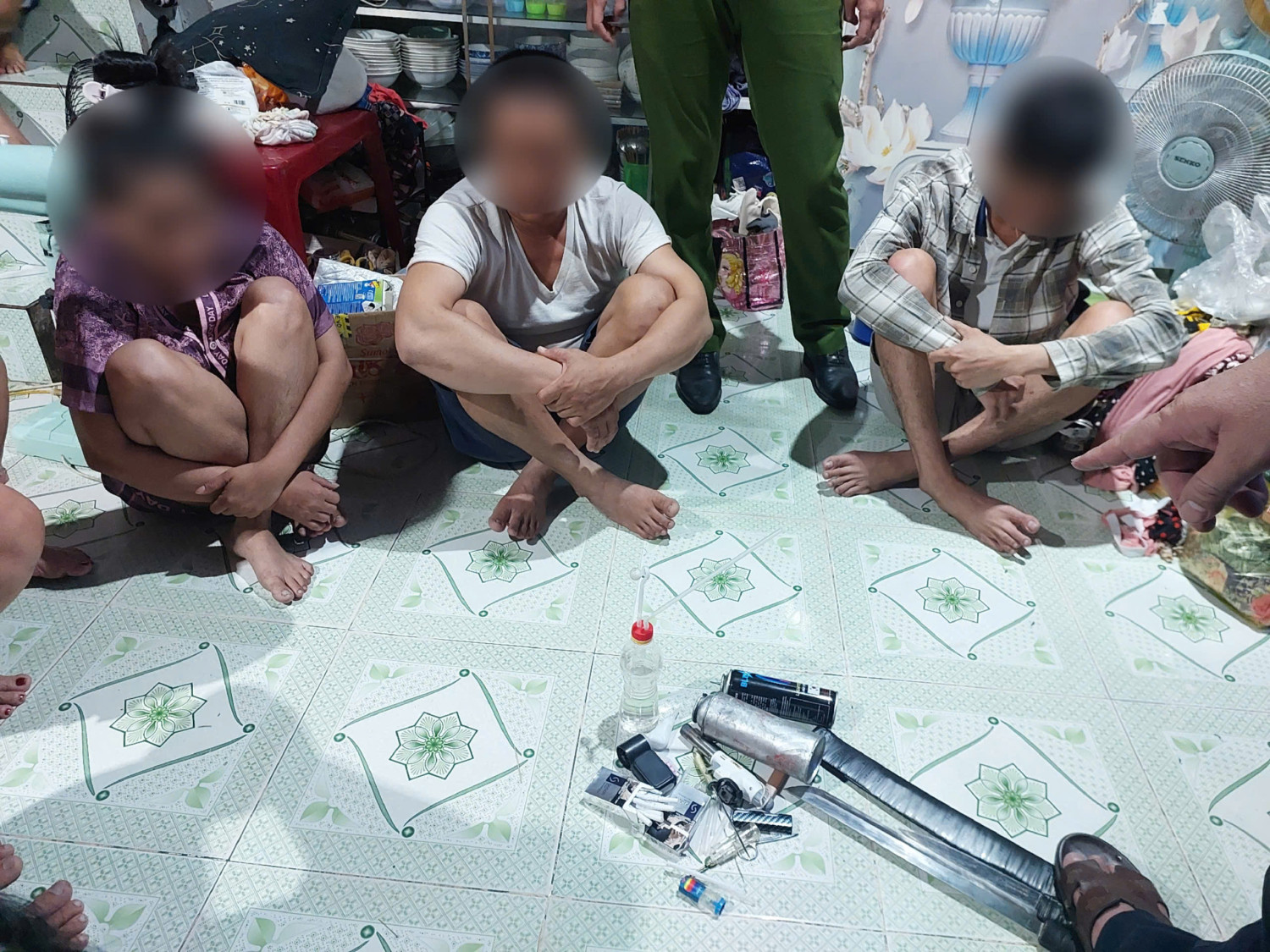 Công an Cần Thơ Kiểm tra nhà trọ , tạm giữ đối tượng truy tìm và 4 người dương tính ma túy - Ảnh 1. Công an Cần Thơ Kiểm tra nhà trọ , tạm giữ đối tượng truy tìm và 4 người dương tính ma túy - Ảnh 1.
