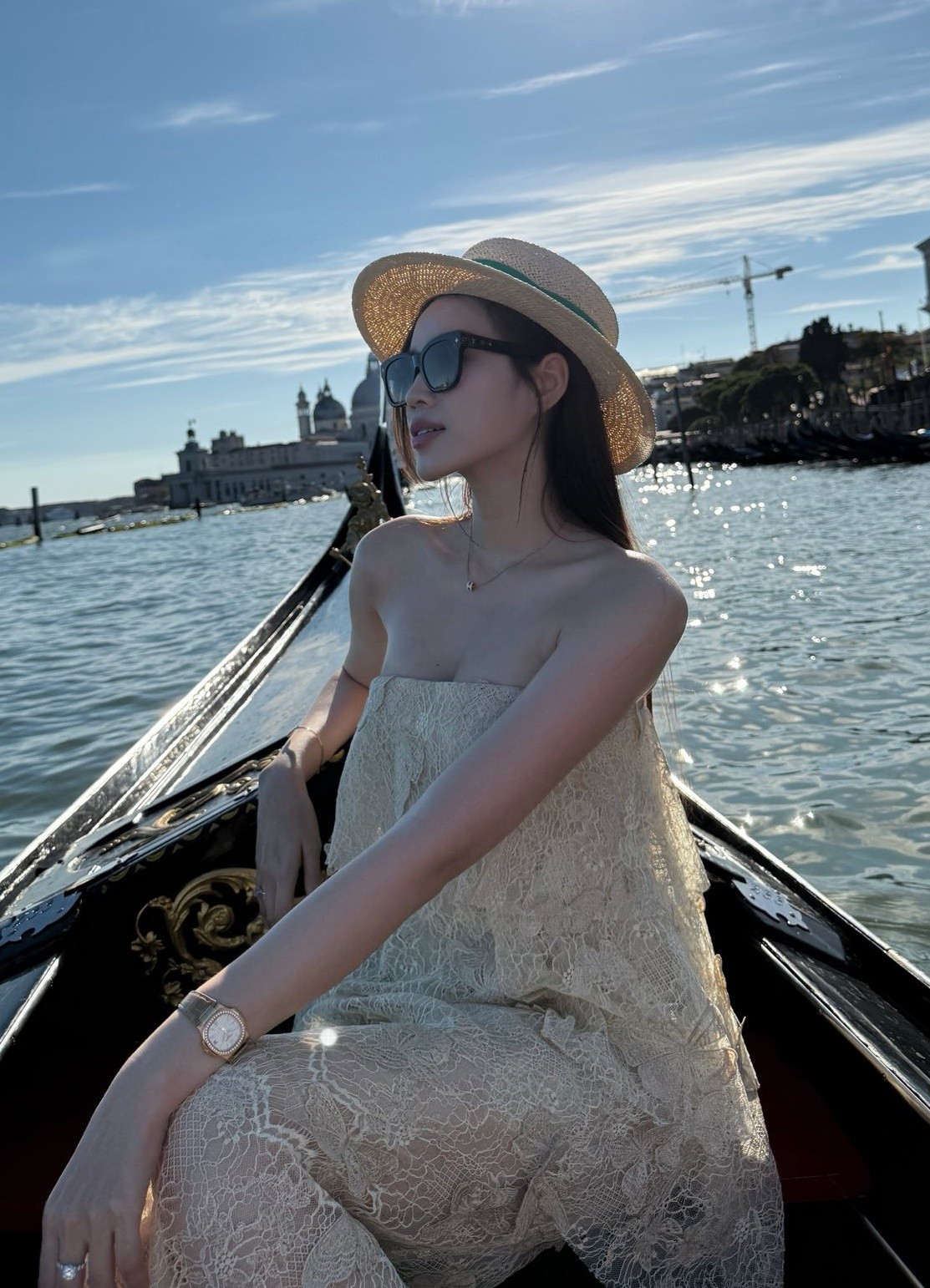 Hồi nhỏ ở qu&ecirc; ch&acirc;n lấm tay b&ugrave;n, c&ocirc; g&aacute;i đổi đời nhờ đẹp v&agrave; kh&eacute;o: Giờ l&agrave;m vợ Tổng gi&aacute;m đốc, h&agrave;ng hiệu k&iacute;n người- Ảnh 13.