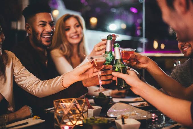 Mỗi ngày tại nước Anh có 2 quán Pub đóng cửa: Gen Z không bỏ bia, họ chỉ chuyển tiền sang đường chạy, sân padel và "rave cà phê" - Ảnh 3.