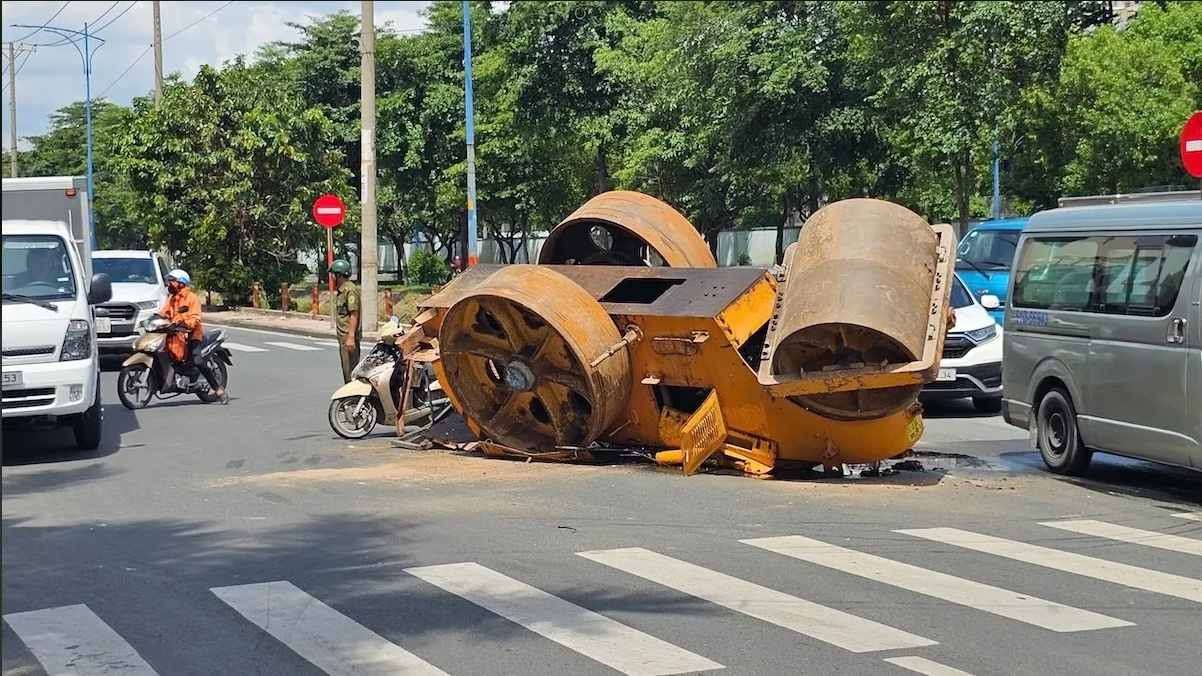 Xe lu lật ngửa tr&ecirc;n đường Trần Văn Gi&agrave;u g&acirc;y &ugrave;n tắc giao th&ocirc;ng Tại TP . HCM - Ảnh 1.