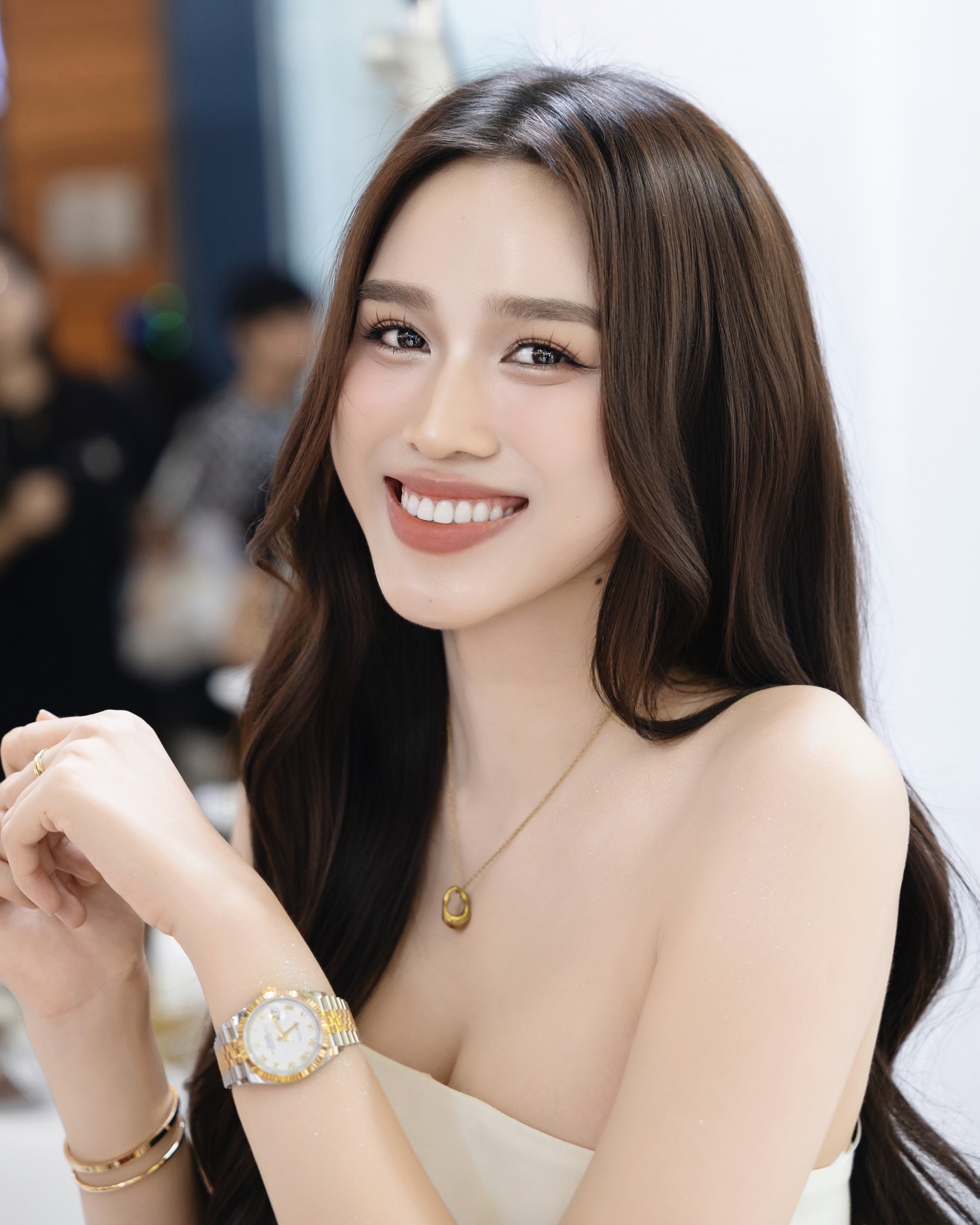 Hồi nhỏ ở qu&ecirc; ch&acirc;n lấm tay b&ugrave;n, c&ocirc; g&aacute;i đổi đời nhờ đẹp v&agrave; kh&eacute;o: Giờ l&agrave;m vợ Tổng gi&aacute;m đốc, h&agrave;ng hiệu k&iacute;n người- Ảnh 11.