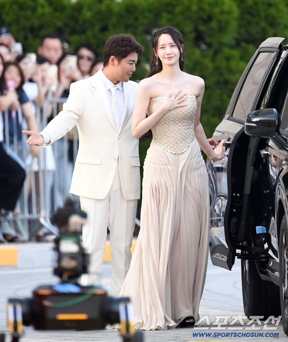 Siêu thảm đỏ Rồng Xanh 2026: Yoona (SNSD) như công chúa