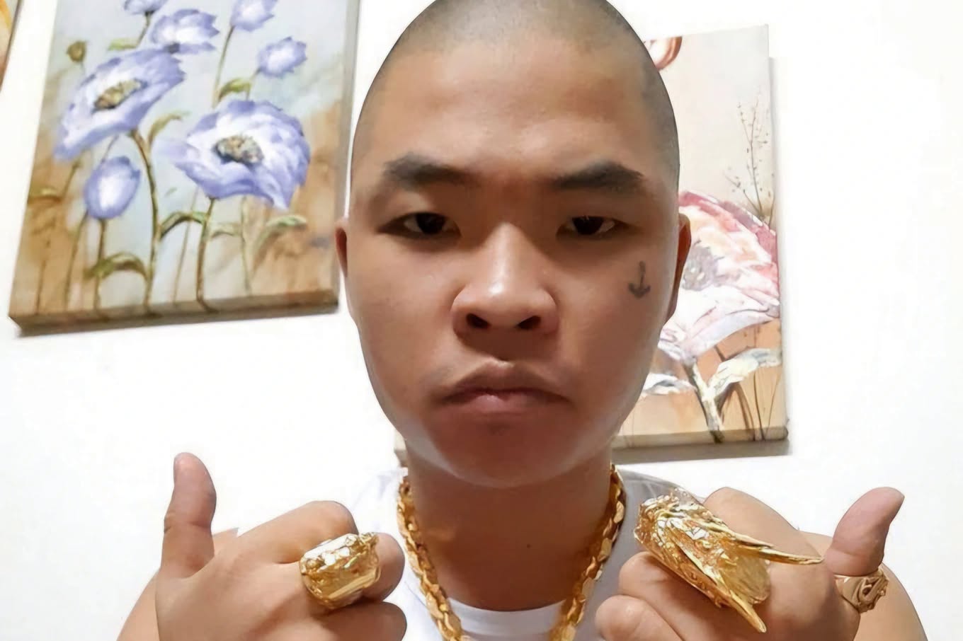 Khánh Sky livestream chửi bới tại nhà vua Quạt: Nguyên nhân mâu thuẫn từ thiện - Ảnh 1. Khánh Sky livestream chửi bới tại nhà vua Quạt: Nguyên nhân mâu thuẫn từ thiện - Ảnh 1.