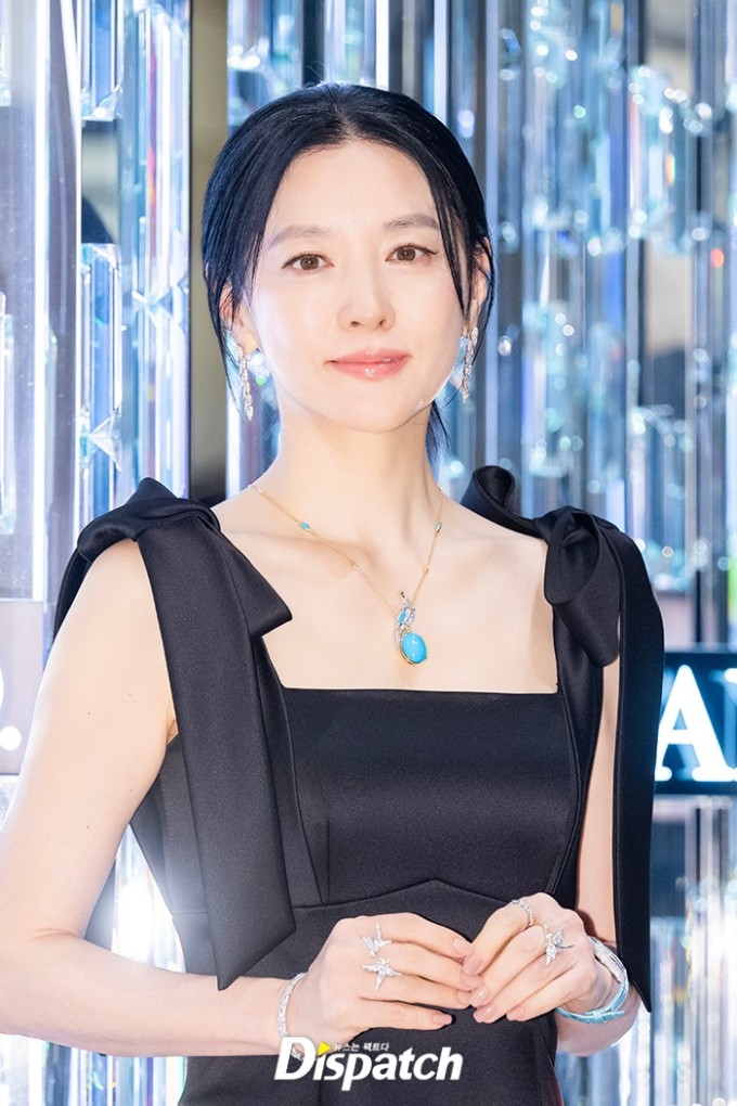 LeeYoung Ae tuổi 55 vẫn đẹp thần th&aacute;i, da mọng collagen: Từ l&acirc;u đ&atilde; kết th&acirc;n 3 b&agrave;i tập chống gi&agrave; từ b&ecirc;n trong- Ảnh 4.