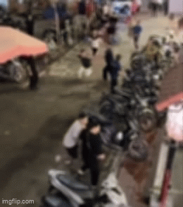 Nguy&ecirc;n nh&acirc;n Vụ hỗn chiến tại Qu&aacute;n Nhỏ H&agrave; Nội khiến nhiều người hoảng sợ - Ảnh 1.