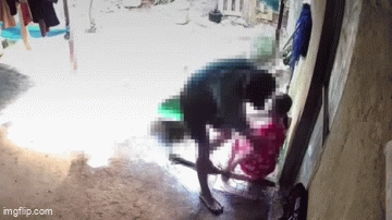 Clip g&atilde; đ&agrave;n &ocirc;ng bịt mặt c&oacute; h&agrave;nh vi lạ với b&eacute; g&aacute;i 10 tuổi g&acirc;y hoang mang - Ảnh 2.