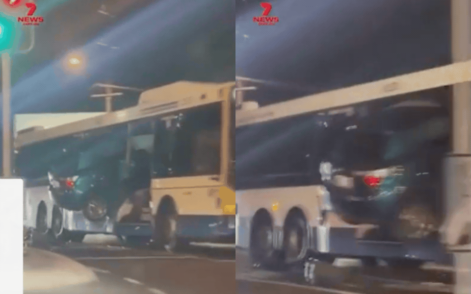 Ô tô đâm xe buýt ở Brisbane: Cú va chạm khiến ai cũng sững sờ - Ảnh 1. Ô tô đâm xe buýt ở Brisbane: Cú va chạm khiến ai cũng sững sờ - Ảnh 1.