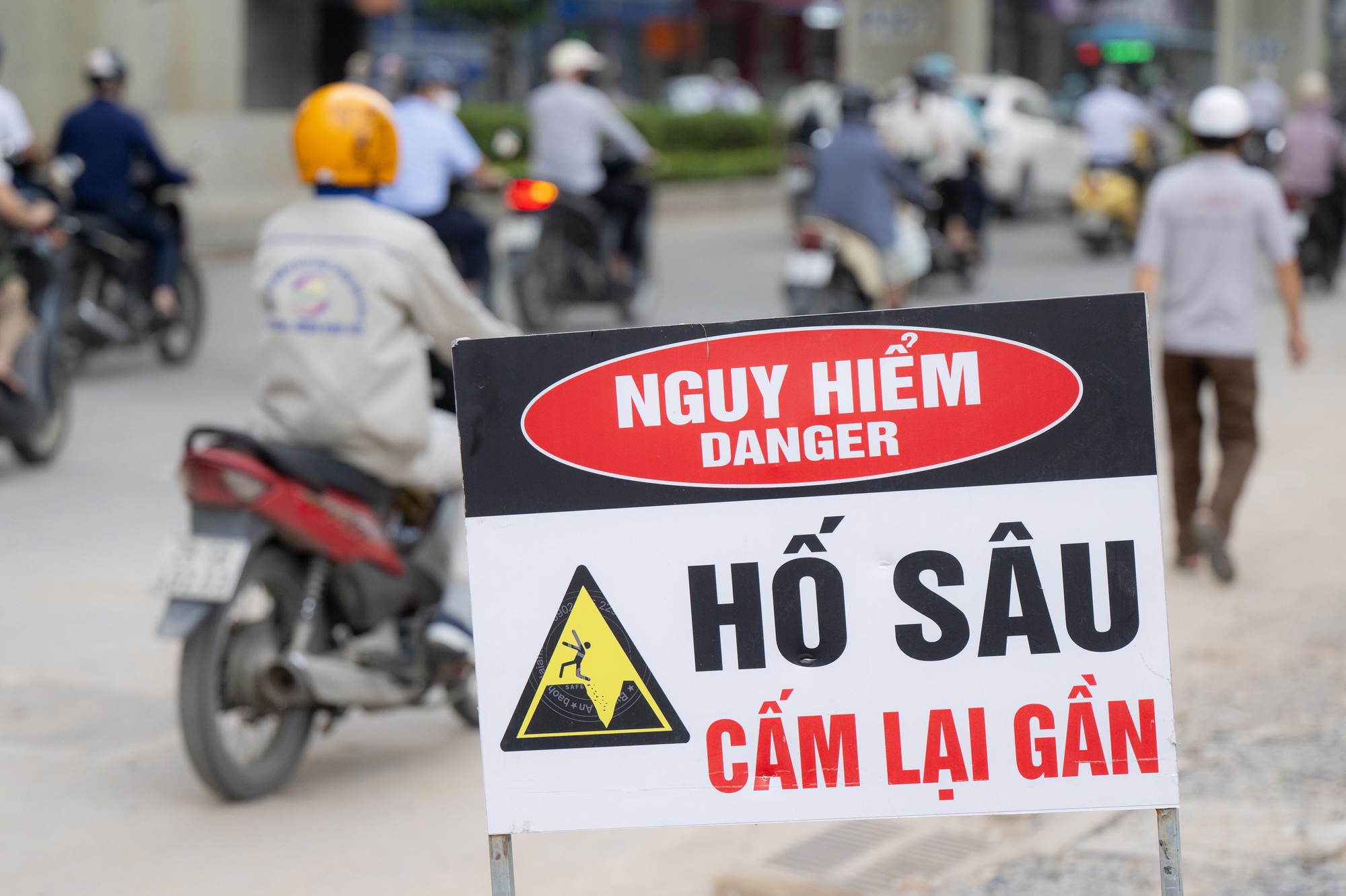 Bụi đất tại đường Cầu Giấy 2026 khiến người d&acirc;n H&agrave; Nội khốn khổ giữa c&ocirc;ng trường thi c&ocirc;ng - Ảnh 12.