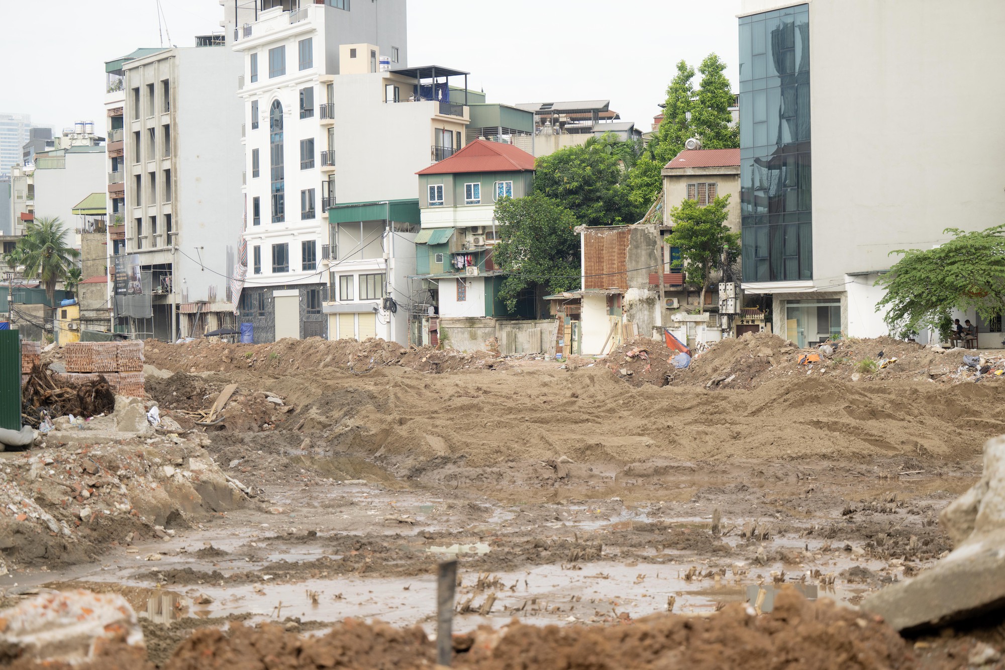 Bụi đất tại đường Cầu Giấy 2026 khiến người d&acirc;n H&agrave; Nội khốn khổ giữa c&ocirc;ng trường thi c&ocirc;ng - Ảnh 14.