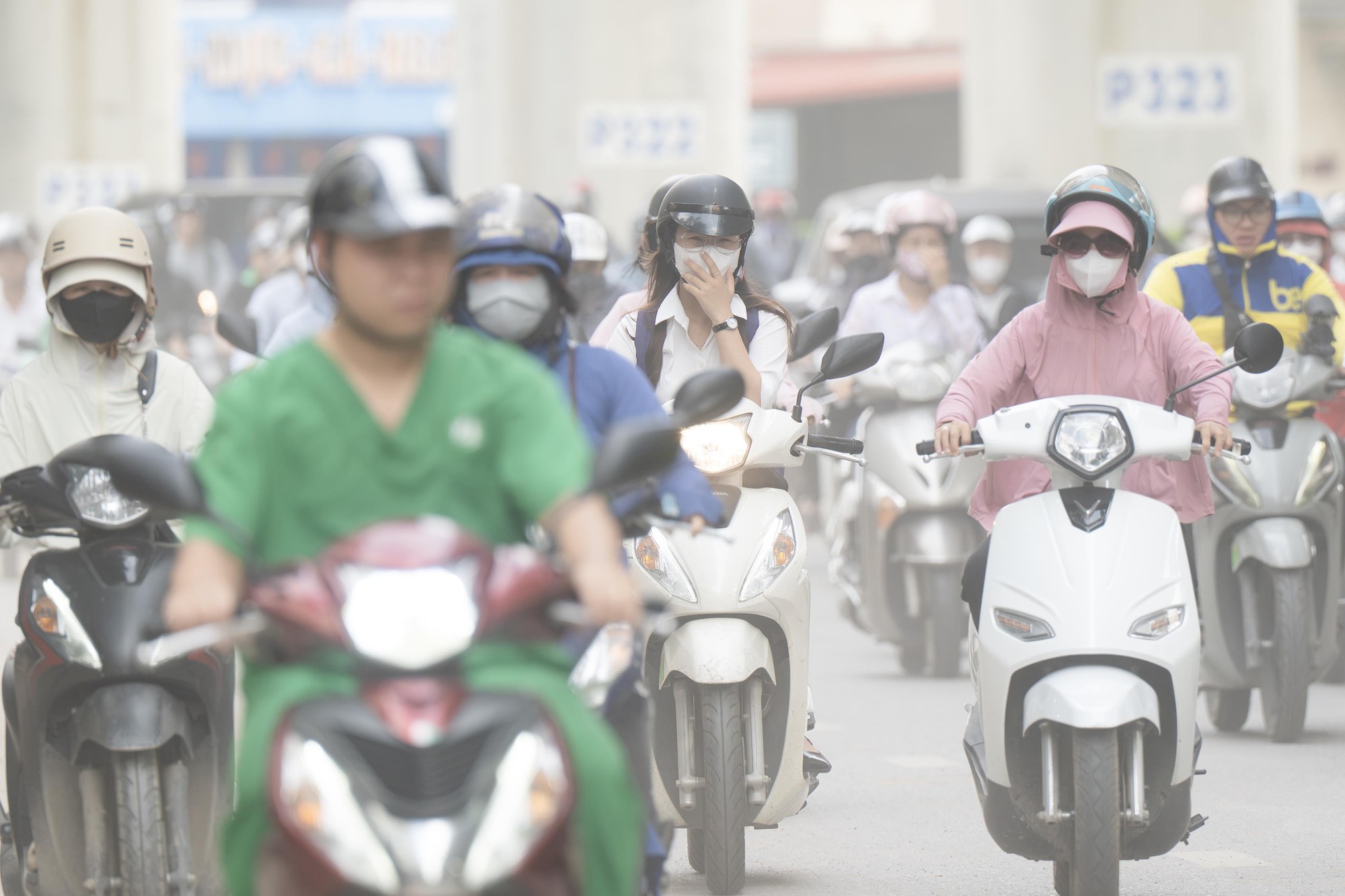 Bụi đất tại đường Cầu Giấy 2026 khiến người d&acirc;n H&agrave; Nội khốn khổ giữa c&ocirc;ng trường thi c&ocirc;ng - Ảnh 3.