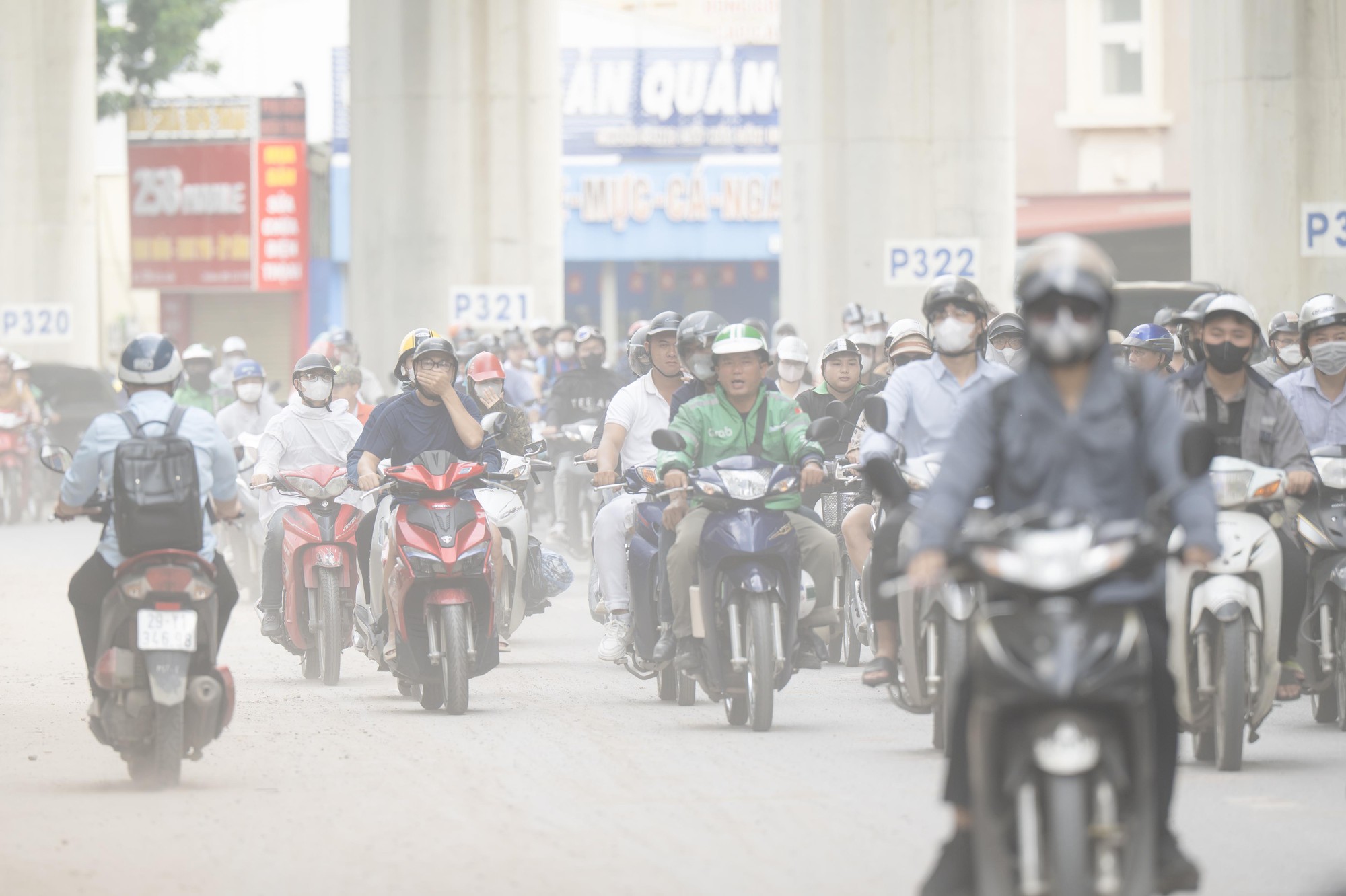 Bụi đất tại đường Cầu Giấy 2026 khiến người d&acirc;n H&agrave; Nội khốn khổ giữa c&ocirc;ng trường thi c&ocirc;ng - Ảnh 2.