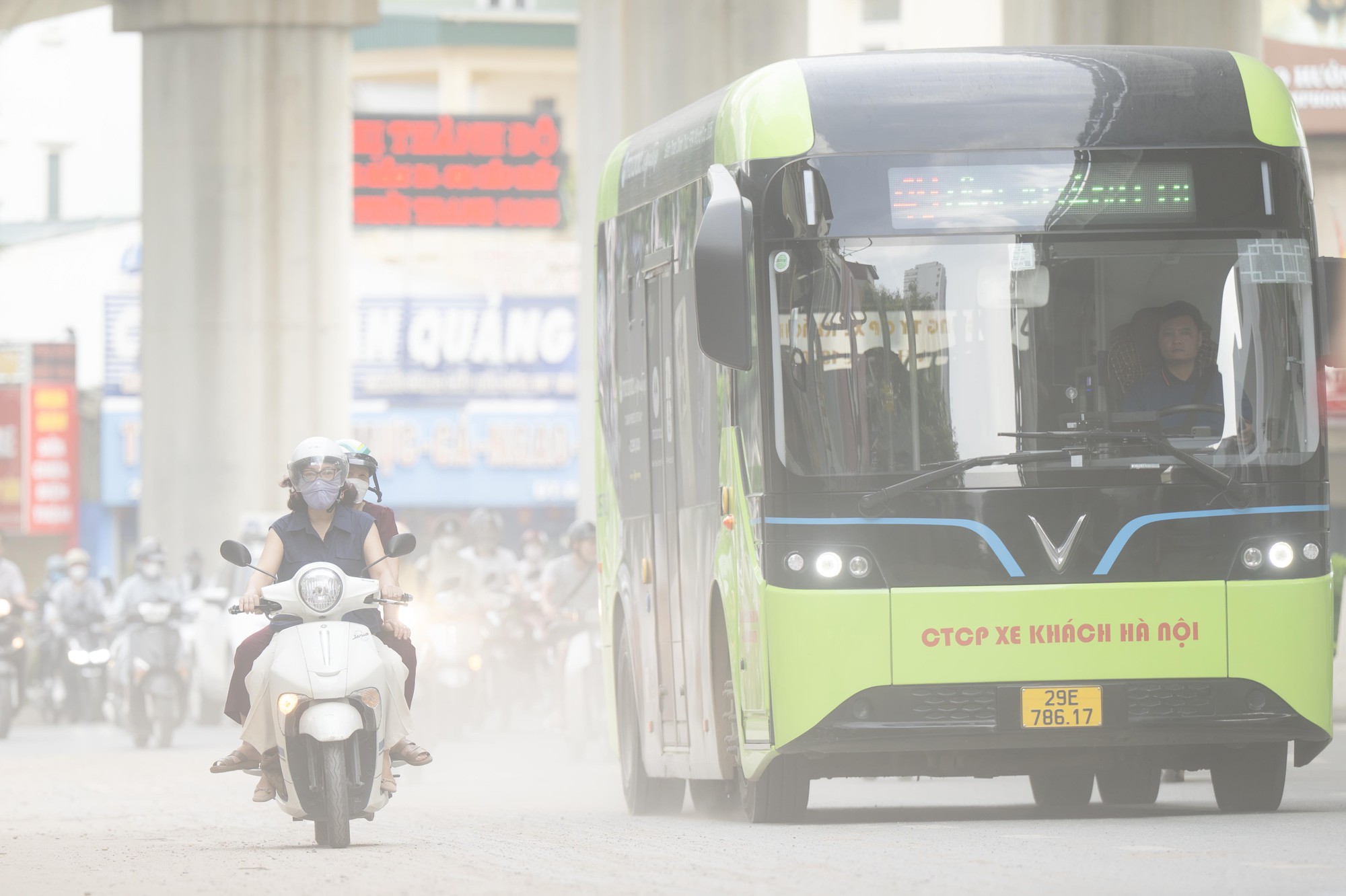 Bụi đất tại đường Cầu Giấy 2026 khiến người d&acirc;n H&agrave; Nội khốn khổ giữa c&ocirc;ng trường thi c&ocirc;ng - Ảnh 4.