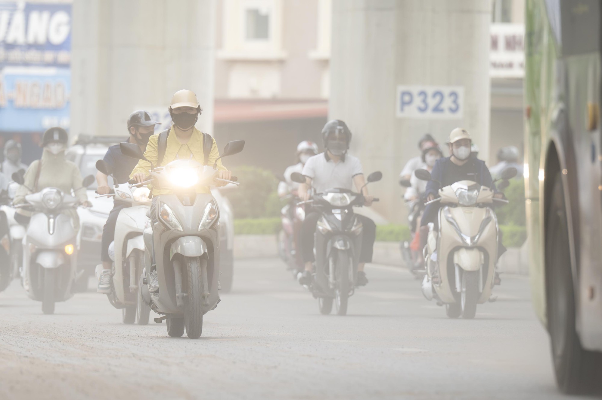 Bụi đất tại đường Cầu Giấy 2026 khiến người d&acirc;n H&agrave; Nội khốn khổ giữa c&ocirc;ng trường thi c&ocirc;ng - Ảnh 13.