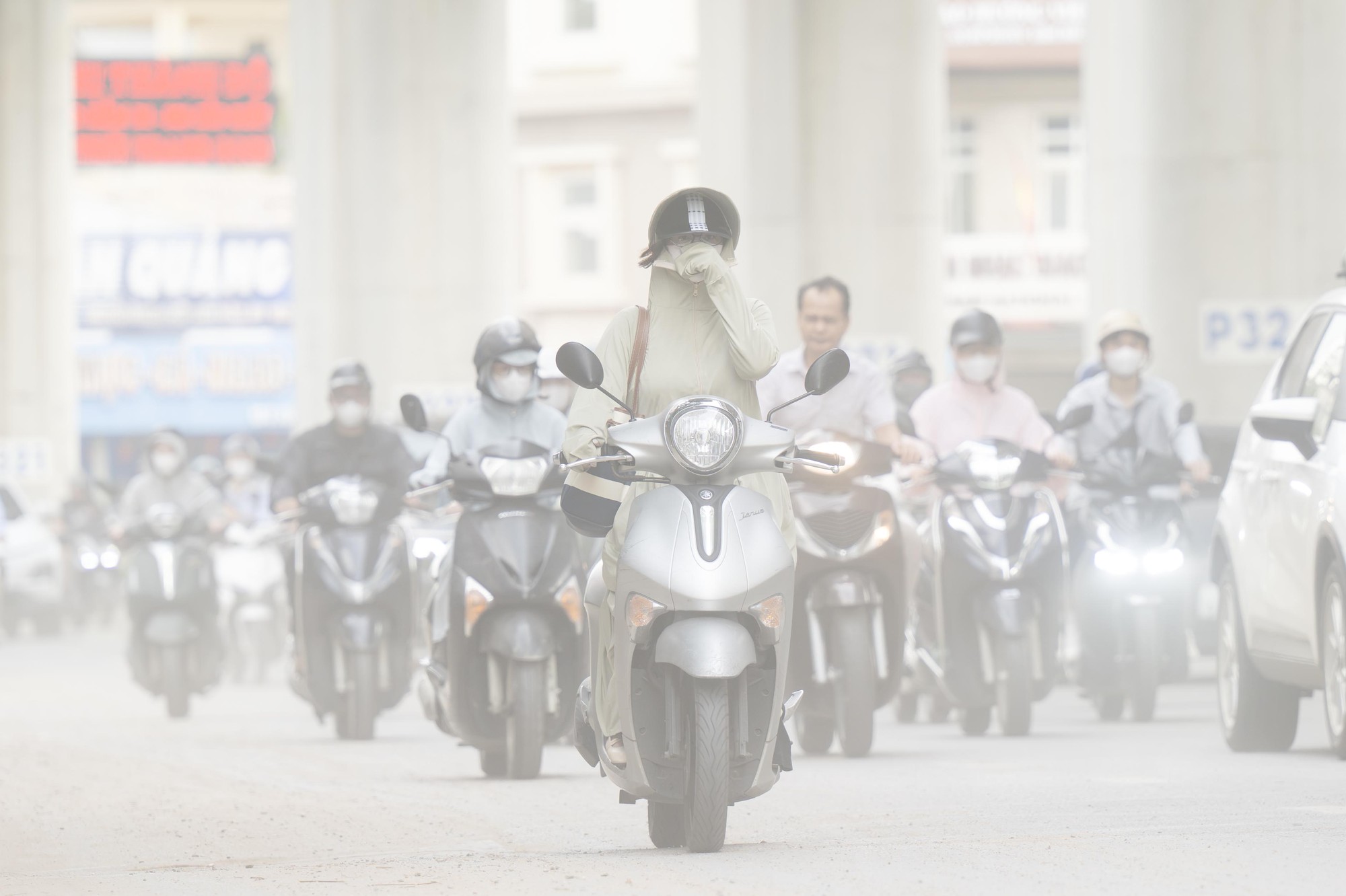 Bụi đất tại đường Cầu Giấy 2026 khiến người d&acirc;n H&agrave; Nội khốn khổ giữa c&ocirc;ng trường thi c&ocirc;ng - Ảnh 1.