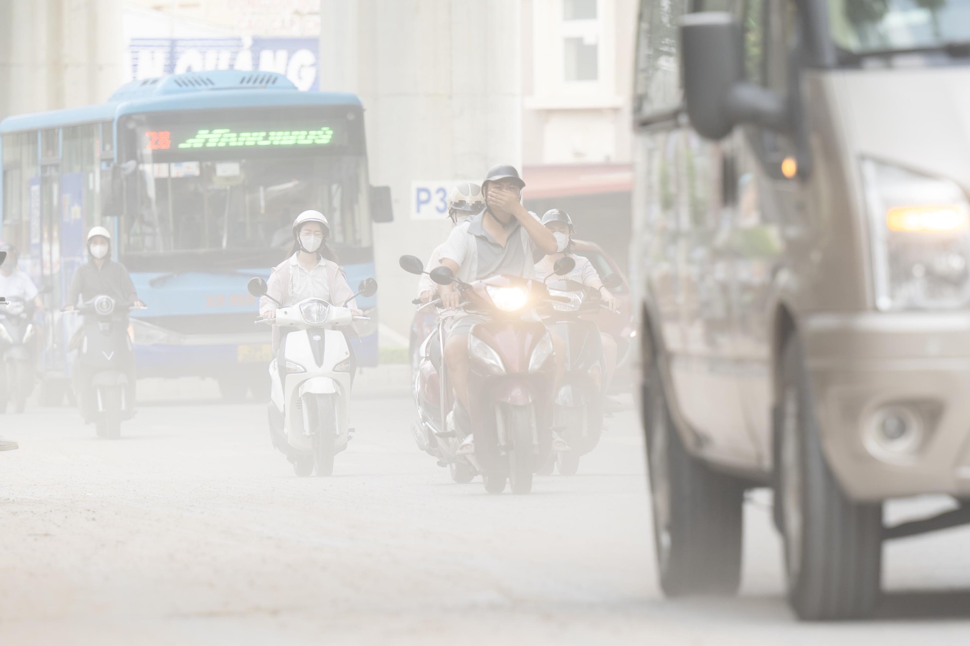 Bụi đất tại đường Cầu Giấy 2026 khiến người d&acirc;n H&agrave; Nội khốn khổ giữa c&ocirc;ng trường thi c&ocirc;ng - Ảnh 5.