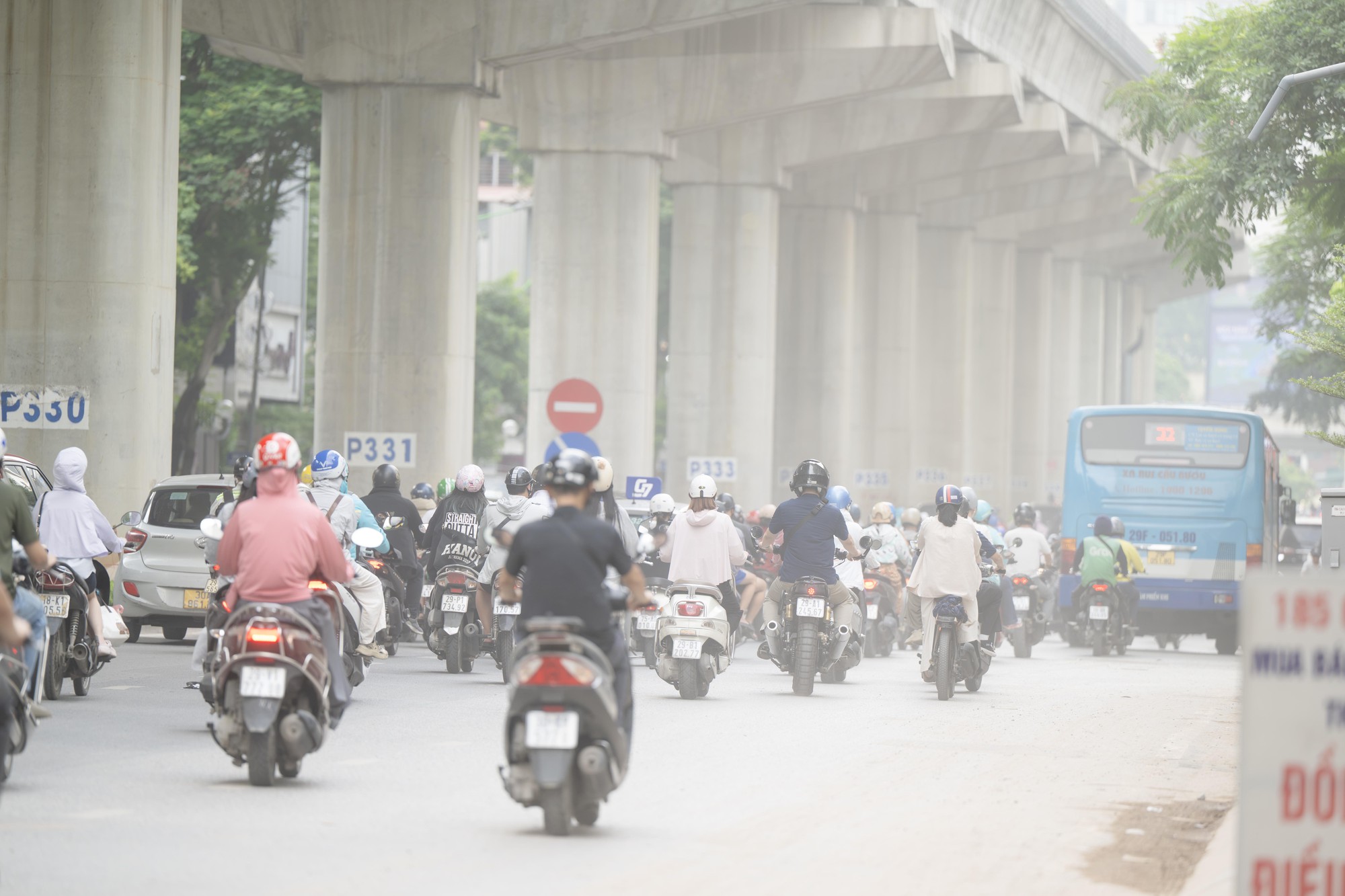 Bụi đất tại đường Cầu Giấy 2026 khiến người d&acirc;n H&agrave; Nội khốn khổ giữa c&ocirc;ng trường thi c&ocirc;ng - Ảnh 6.