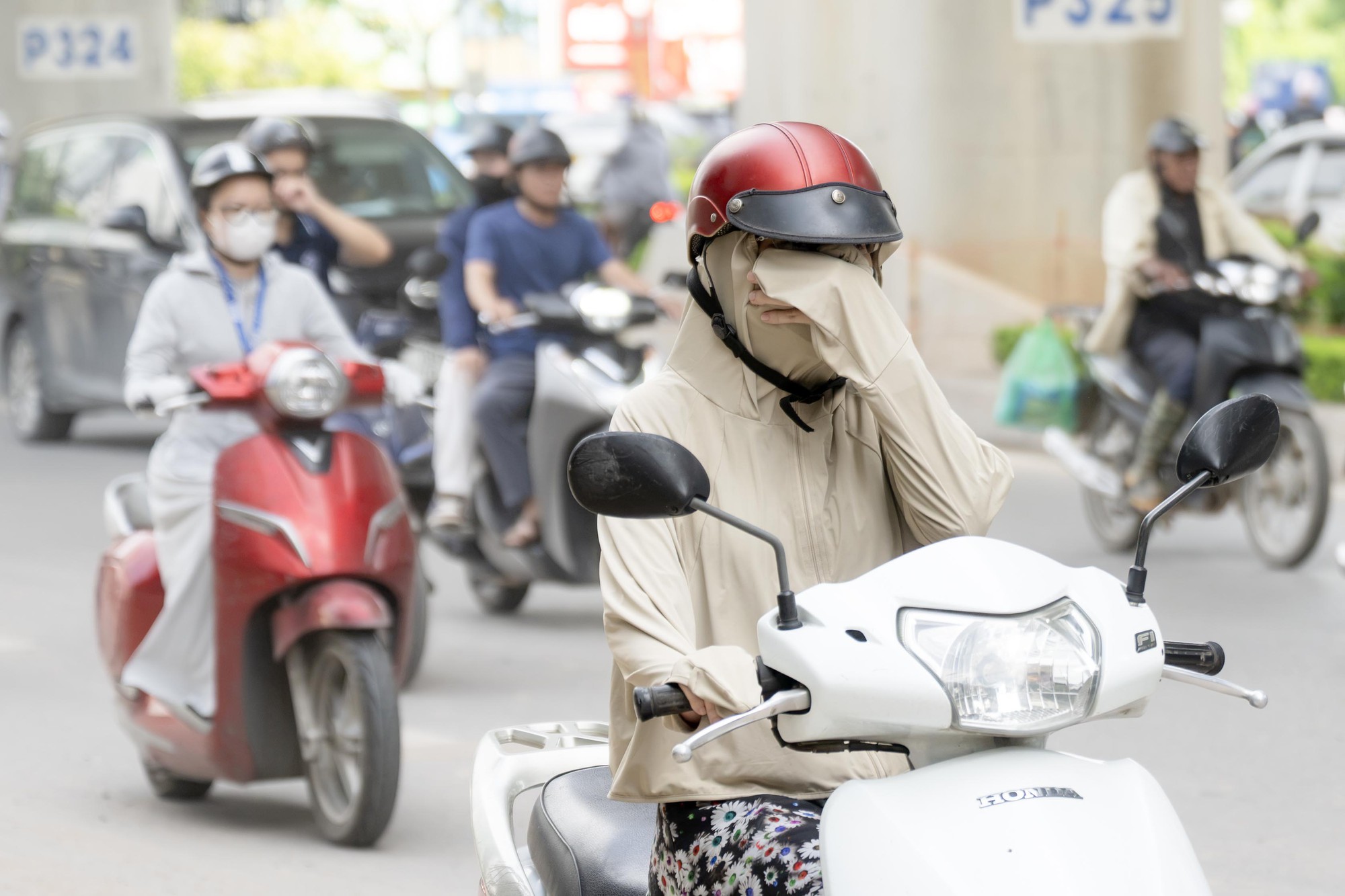 Bụi đất tại đường Cầu Giấy 2026 khiến người d&acirc;n H&agrave; Nội khốn khổ giữa c&ocirc;ng trường thi c&ocirc;ng - Ảnh 7.