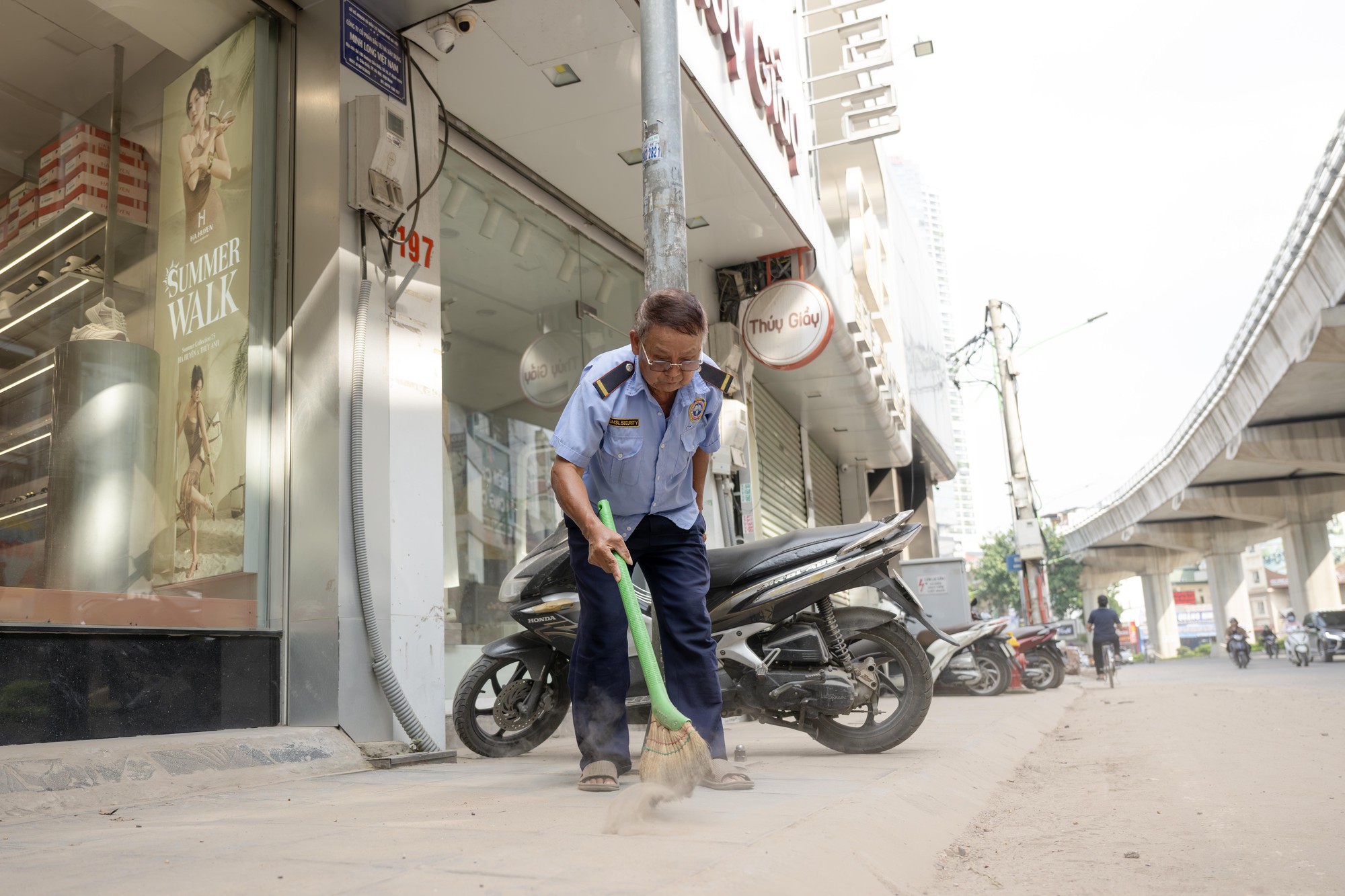 Bụi đất tại đường Cầu Giấy 2026 khiến người d&acirc;n H&agrave; Nội khốn khổ giữa c&ocirc;ng trường thi c&ocirc;ng - Ảnh 8.