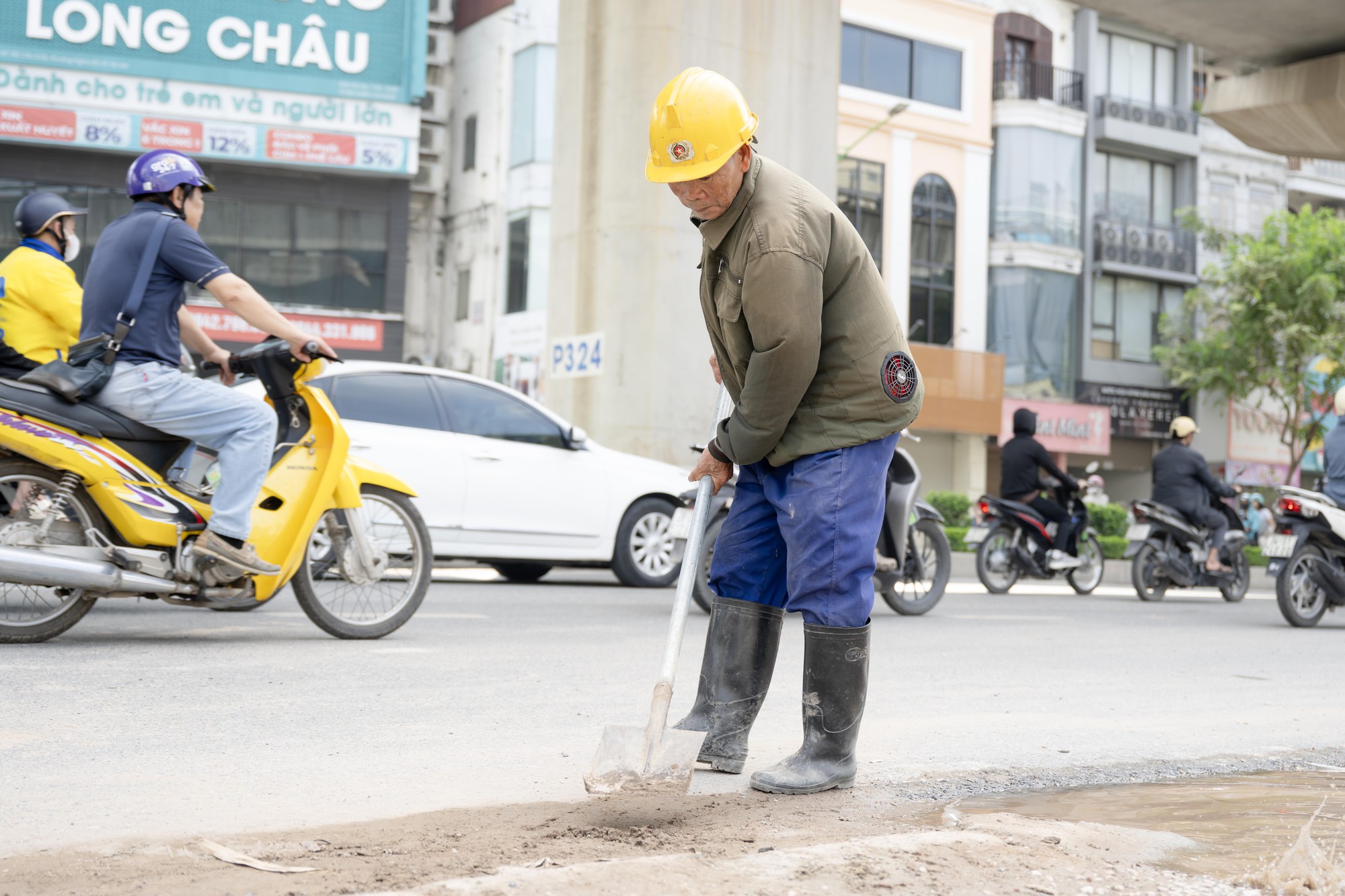 Bụi đất tại đường Cầu Giấy 2026 khiến người d&acirc;n H&agrave; Nội khốn khổ giữa c&ocirc;ng trường thi c&ocirc;ng - Ảnh 10.