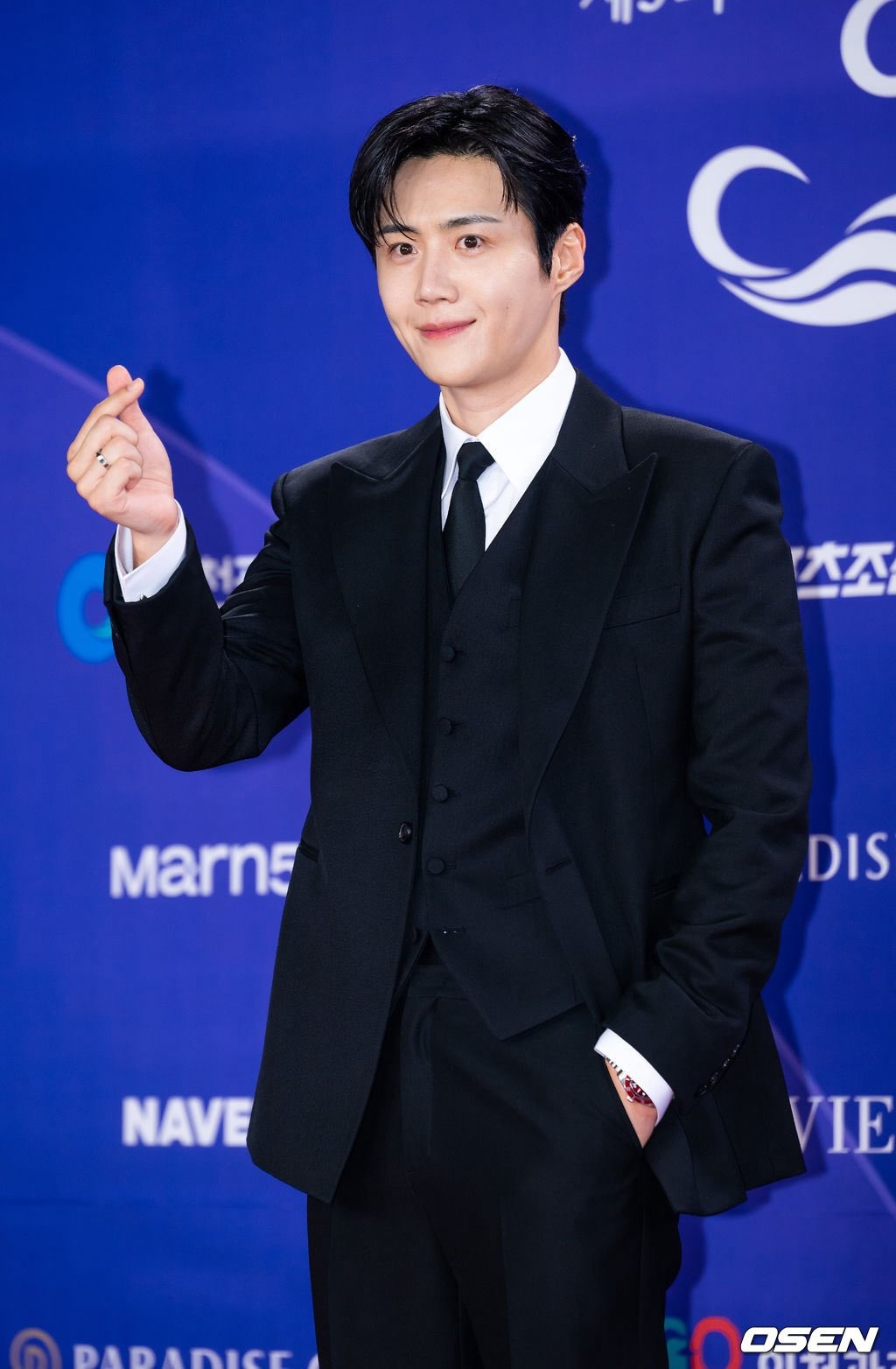 Cuối cùng Kim Seon Ho cũng lộ diện sau scandal, visual trên thảm đỏ Rồng Xanh gây chú ý!- Ảnh 6.