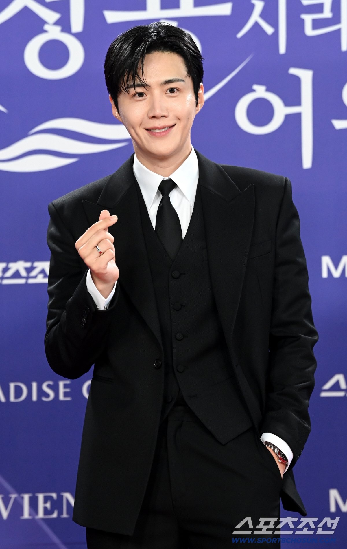 Cuối cùng Kim Seon Ho cũng lộ diện sau scandal, visual trên thảm đỏ Rồng Xanh gây chú ý!- Ảnh 7.