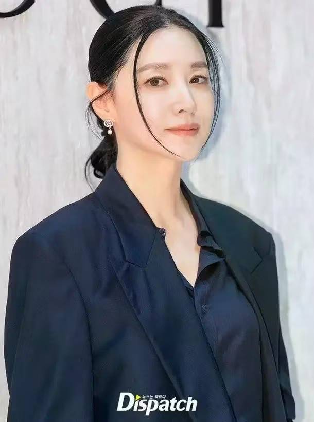 LeeYoung Ae tuổi 55 vẫn đẹp thần th&aacute;i, da mọng collagen: Từ l&acirc;u đ&atilde; kết th&acirc;n 3 b&agrave;i tập chống gi&agrave; từ b&ecirc;n trong- Ảnh 1.