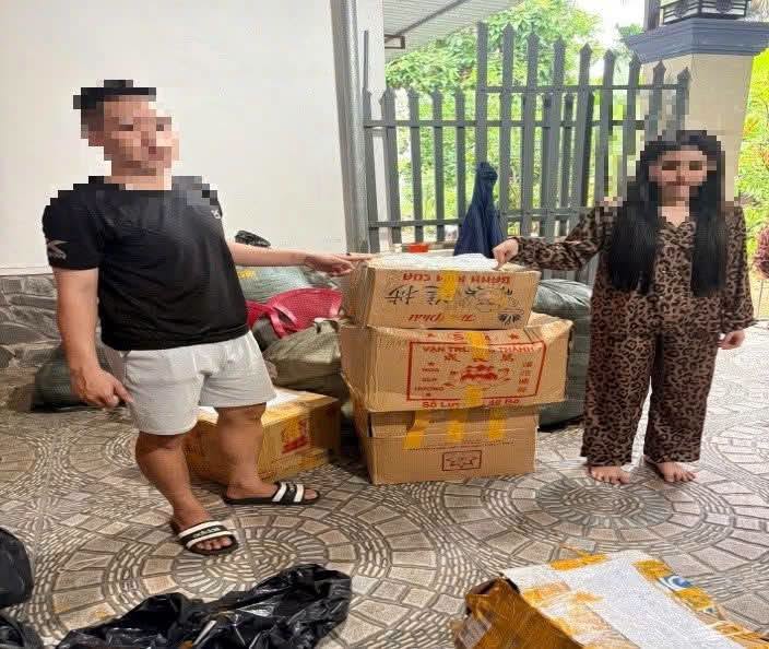 Livestream b&aacute;n h&agrave;ng tr&ecirc;n Tiktok v&agrave; Facebook: Nữ chủ shop SN 2004 bị C&ocirc;ng an kiểm tra - Ảnh 1.