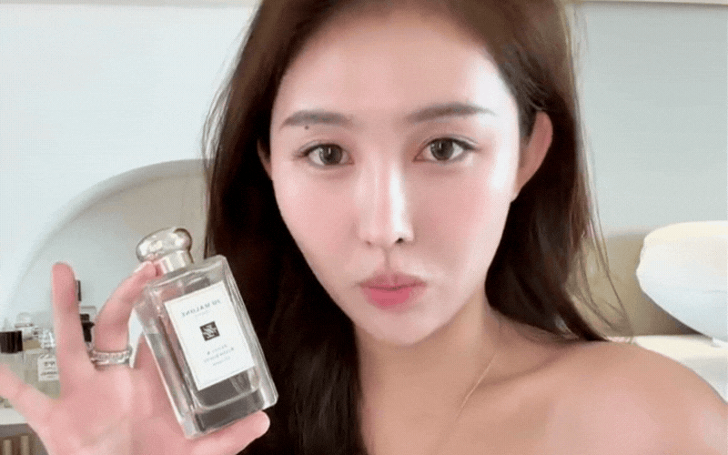 4 Chai nước hoa y&ecirc;u th&iacute;ch của nữ doanh nh&acirc;n: M&ugrave;i hương kh&ocirc;ng bao giờ lỗi thời - Ảnh 2.